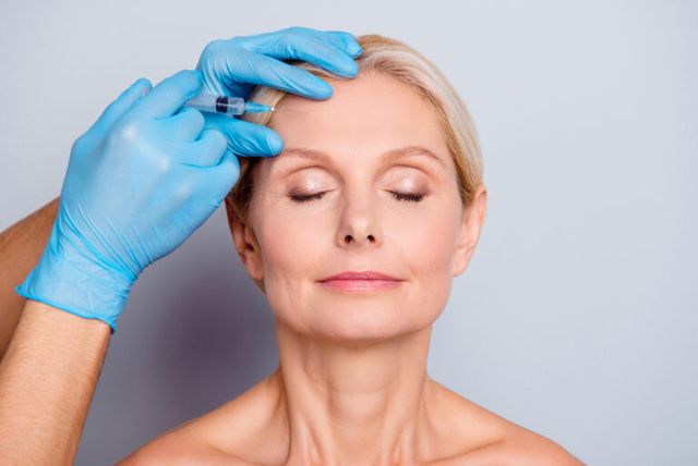 Dr. Dr. Felix Wick | Botox Behandlung | Eine Frau erhält eine Botox-Injektion